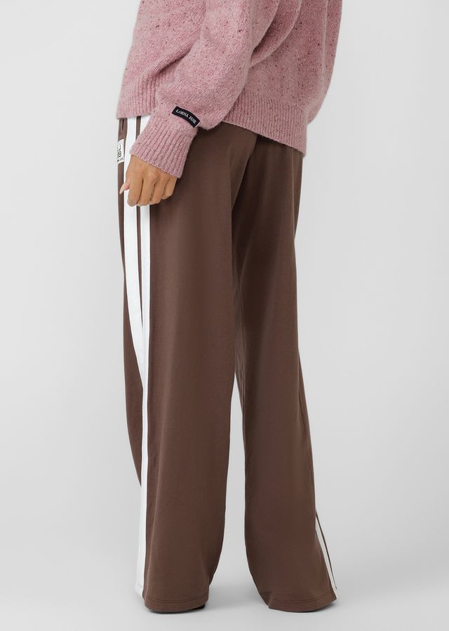 Straight leg silhouette
Mid to low rise fit
Fold over waistband
Drawcord adjustability
Contrast leg taping for a retro sport look
Side pockets