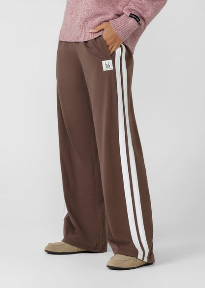 Straight leg silhouette
Mid to low rise fit
Fold over waistband
Drawcord adjustability
Contrast leg taping for a retro sport look
Side pockets