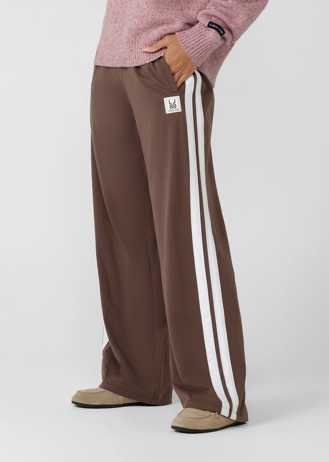 Straight leg silhouette
Mid to low rise fit
Fold over waistband
Drawcord adjustability
Contrast leg taping for a retro sport look
Side pockets