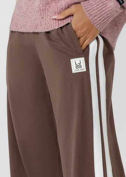 Straight leg silhouette
Mid to low rise fit
Fold over waistband
Drawcord adjustability
Contrast leg taping for a retro sport look
Side pockets