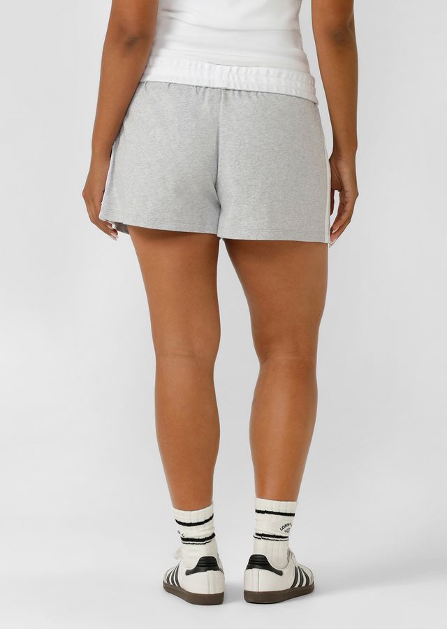 Drawcord Adjustability
Wear it Your Way - Fold-Over Waistband
Side Pockets to Stash your Essentials
Mid to Low Rise Silhouette with Contrast Taping for a Retro Sport Look