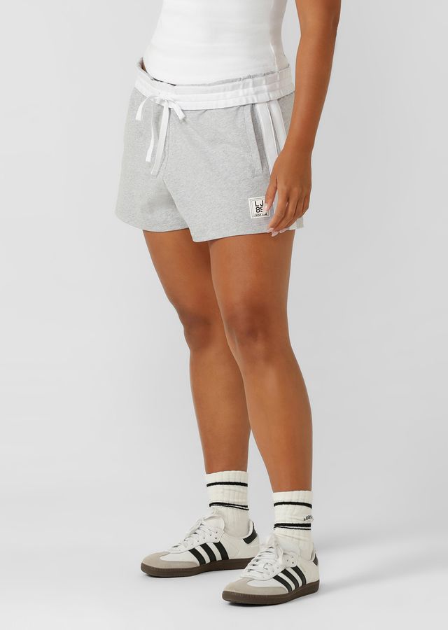 Drawcord Adjustability
Wear it Your Way - Fold-Over Waistband
Side Pockets to Stash your Essentials
Mid to Low Rise Silhouette with Contrast Taping for a Retro Sport Look