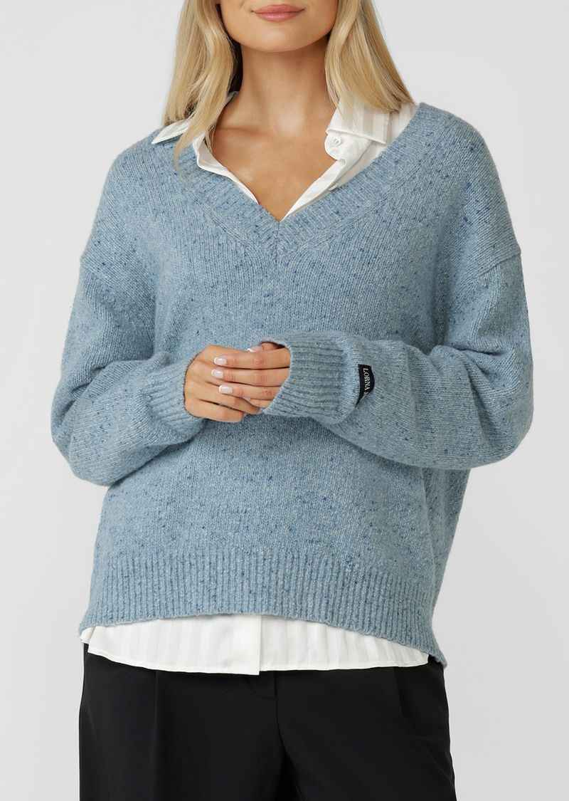 Elevated Transseasonal Layering Piece
Flattering Relaxed Fit V-Neck Silhouette
Premium True Knit Wool Blend Fabrication in an Elevated Marl Look
Classic Ribbed Cuffs and Hemline
Elevated Woven Logo Patch
