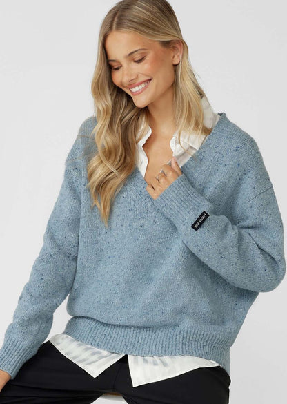 Elevated Transseasonal Layering Piece
Flattering Relaxed Fit V-Neck Silhouette
Premium True Knit Wool Blend Fabrication in an Elevated Marl Look
Classic Ribbed Cuffs and Hemline
Elevated Woven Logo Patch