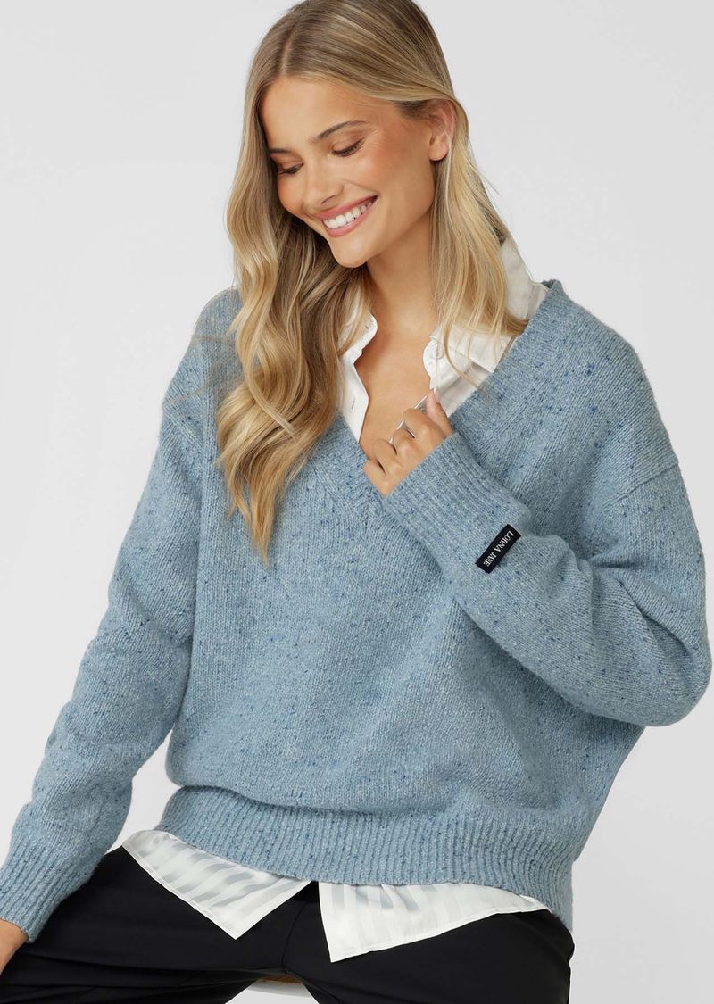 Elevated Transseasonal Layering Piece
Flattering Relaxed Fit V-Neck Silhouette
Premium True Knit Wool Blend Fabrication in an Elevated Marl Look
Classic Ribbed Cuffs and Hemline
Elevated Woven Logo Patch