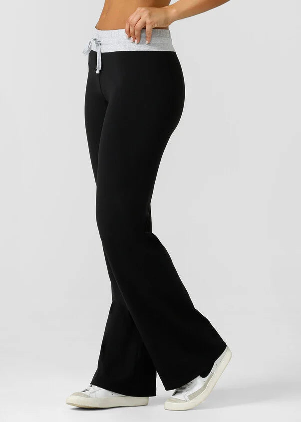 Upgrade your look with this athleisure take on our beloved Flashdance Pant. Crafted in our iconic Nothing 2 See Here™ fabric for unmatched fabric, this legging style combines the Flashdance waist with a slim bootleg silhouette, ideal for travelling and everyday wear. This style is the perfect addition to every Flashdance-lovers wardrobe.