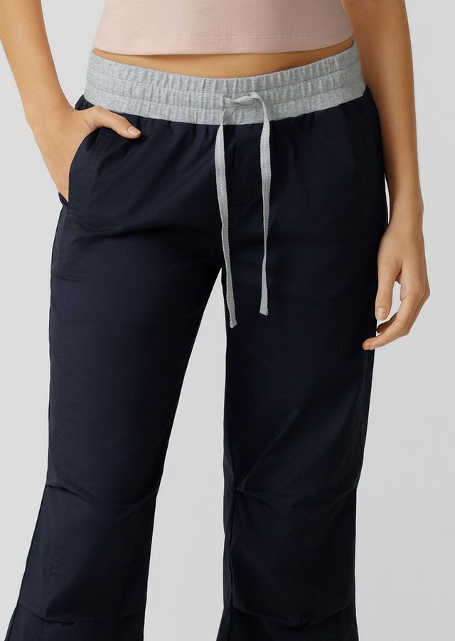 Elasticated Waistband with Drawcord Adjustability
Fashion Forward 3/4 Capri Length Inspired by Our Iconic Flashdance Pants
Wear it your Way - Tie Up Hem
6 Pocket Design to Stash Your Essentials
Lightweight Cotton Blend Fabrication