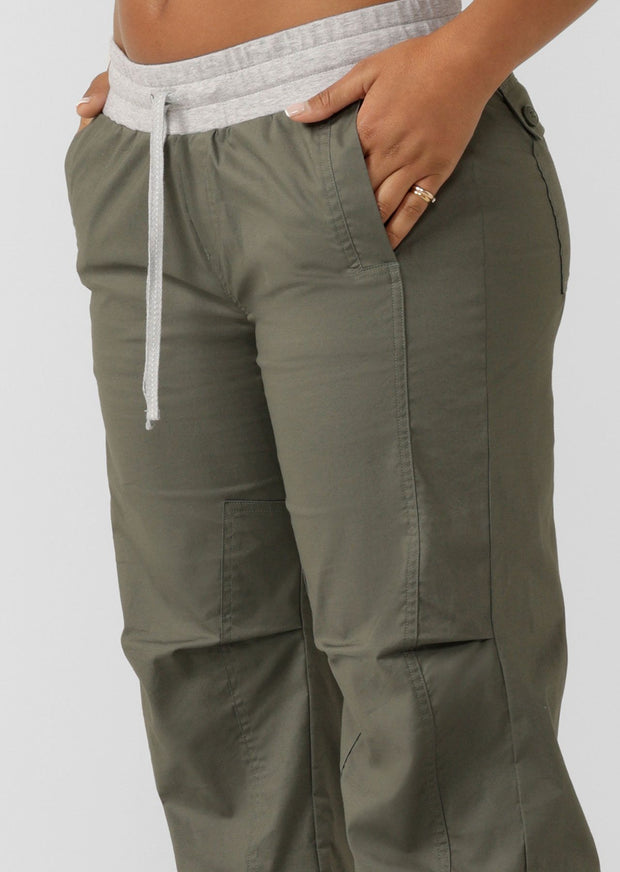Designed to move with you, these loose-fit woven pants are an LJ classic! Super versatile and very comfortable, you will love the internal tabs on the legs with buttons allowing you to tailor the length. This style is ideal for travelling and everyday wear.