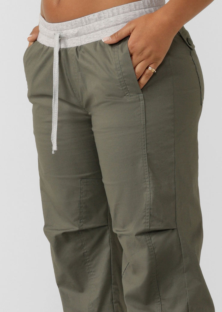 Designed to move with you, these loose-fit woven pants are an LJ classic! Super versatile and very comfortable, you will love the internal tabs on the legs with buttons allowing you to tailor the length. This style is ideal for travelling and everyday wear.