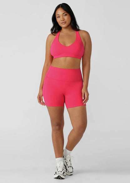Cross back straps and hidden bounce-resistant lining provides high support
Form flattering V neckline silhouette
Curve contouring underbust panel
Raised iconic logo
