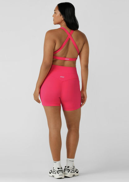 Cross back straps and hidden bounce-resistant lining provides high support
Form flattering V neckline silhouette
Curve contouring underbust panel
Raised iconic logo