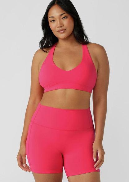Cross back straps and hidden bounce-resistant lining provides high support
Form flattering V neckline silhouette
Curve contouring underbust panel
Raised iconic logo