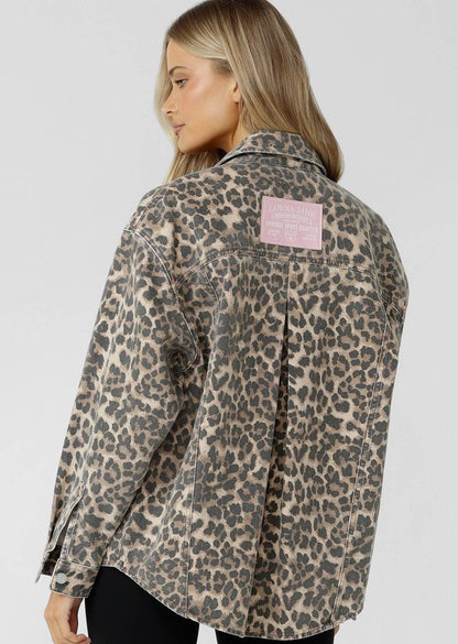 Classic Collared Design
Vintage inspired Relaxed Fit Silhouette with Elevated Panel Lines
Premium Denim Fabrication in our Statement Faded Gone Wild Print
Chest Pockets to Stash your Essentials
Elevated Faux Leather Logo patch