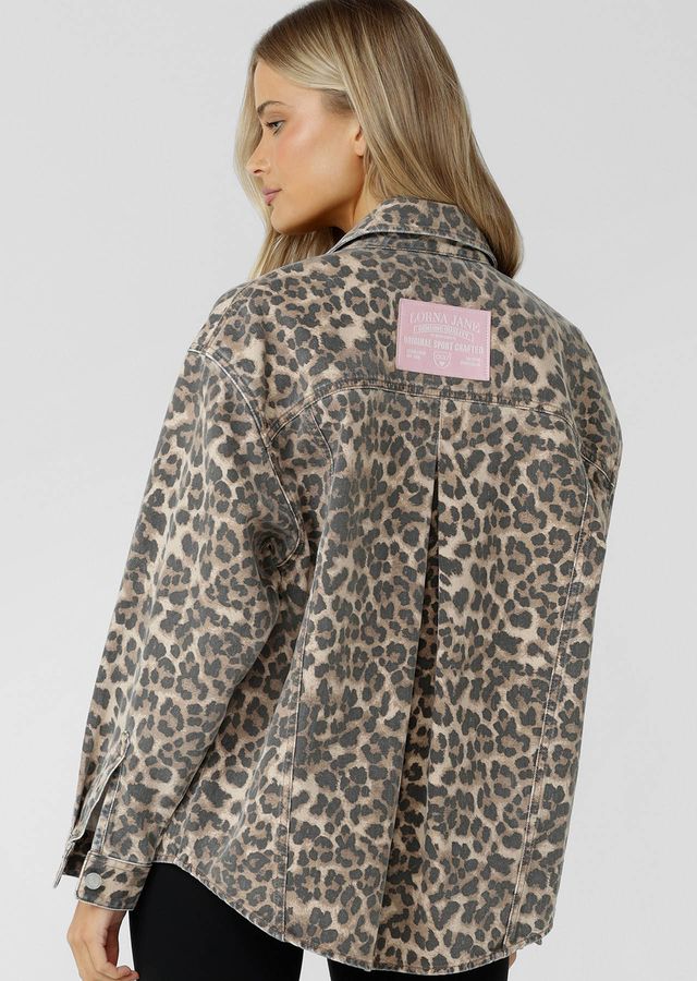 Classic Collared Design
Vintage inspired Relaxed Fit Silhouette with Elevated Panel Lines
Premium Denim Fabrication in our Statement Faded Gone Wild Print
Chest Pockets to Stash your Essentials
Elevated Faux Leather Logo patch