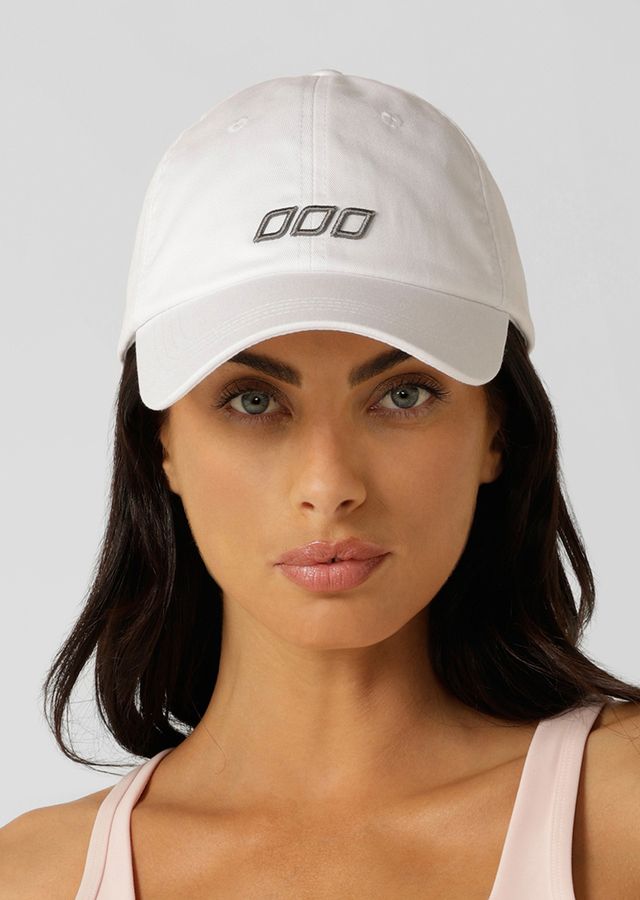 
Must-Have Styling Essential
Curved Brim
Adjustable Band
Iconic Logo Embroidery