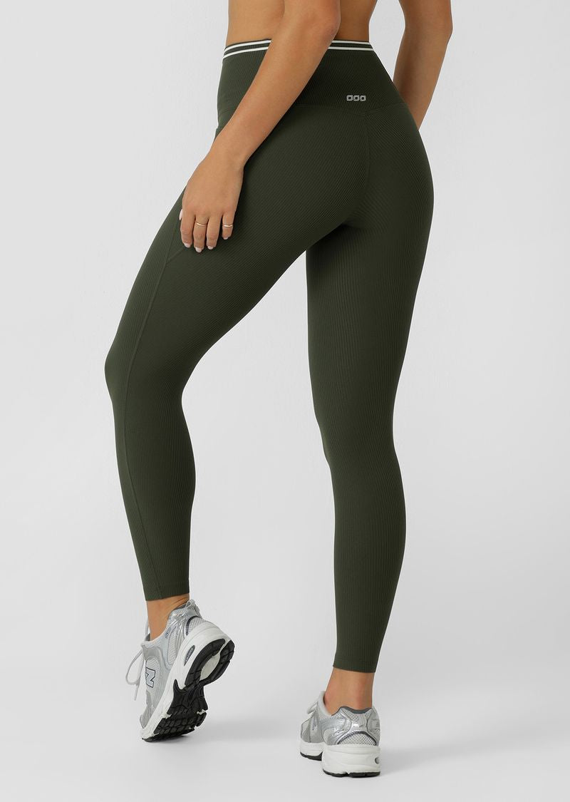 Flattering High Rise Waistband
Soft Stomach Support to Keep you Engaged Yet Unrestricted
Side Pockets to Stash your Essentials
Sporty Contrast Panel Lines that Flatter your Form
Iconic Logo