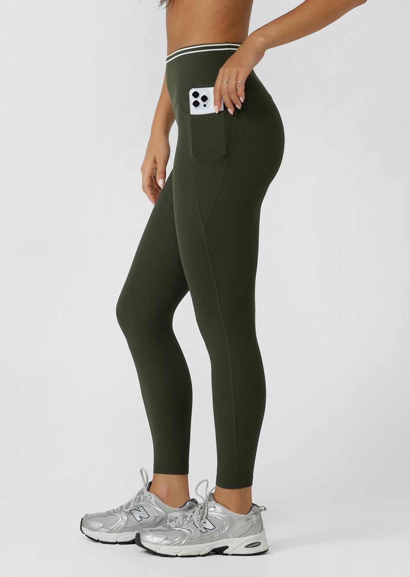 Flattering High Rise Waistband
Soft Stomach Support to Keep you Engaged Yet Unrestricted
Side Pockets to Stash your Essentials
Sporty Contrast Panel Lines that Flatter your Form
Iconic Logo