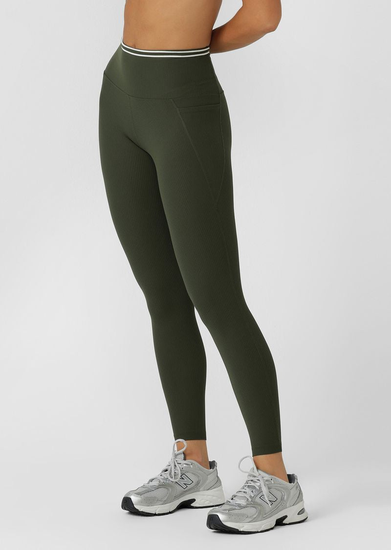 Flattering High Rise Waistband
Soft Stomach Support to Keep you Engaged Yet Unrestricted
Side Pockets to Stash your Essentials
Sporty Contrast Panel Lines that Flatter your Form
Iconic Logo