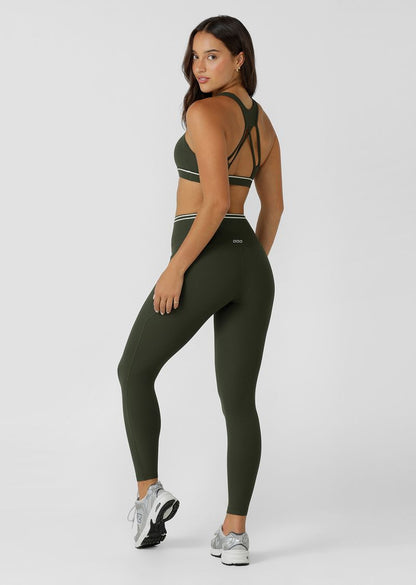 Flattering High Rise Waistband
Soft Stomach Support to Keep you Engaged Yet Unrestricted
Side Pockets to Stash your Essentials
Sporty Contrast Panel Lines that Flatter your Form
Iconic Logo