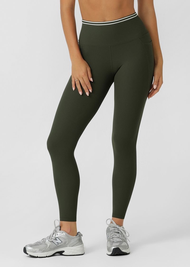 Flattering High Rise Waistband
Soft Stomach Support to Keep you Engaged Yet Unrestricted
Side Pockets to Stash your Essentials
Sporty Contrast Panel Lines that Flatter your Form
Iconic Logo