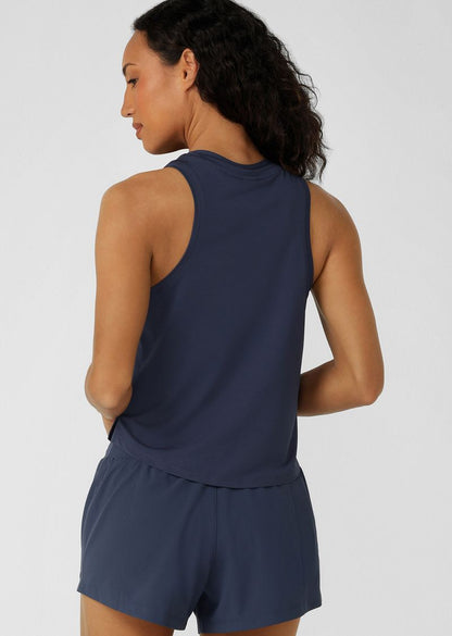 Versatile Active Layering Essential
Relaxed Fit Mid Length Silhouette
Side Split at Hem for Unrestricted Movement
Sweat Wicking Semi Opaque Mesh Fabrication
Iconic Logo