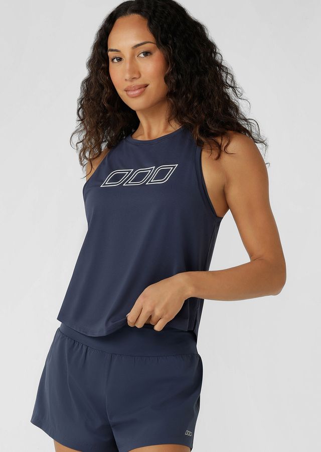 Versatile Active Layering Essential
Relaxed Fit Mid Length Silhouette
Side Split at Hem for Unrestricted Movement
Sweat Wicking Semi Opaque Mesh Fabrication
Iconic Logo