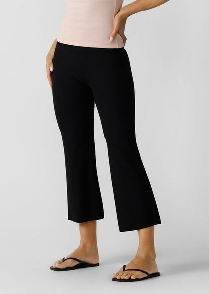 Flattering High Rise Waistband with Active Core Stability™
Flattering Cropper Bootleg Silhouette
Secret Back Pocket to Stash Your Essentials
Rubber Logo Bage
