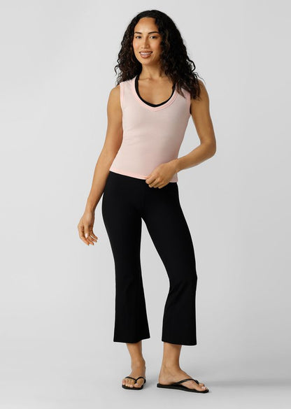 Flattering High Rise Waistband with Active Core Stability™
Flattering Cropper Bootleg Silhouette
Secret Back Pocket to Stash Your Essentials
Rubber Logo Bage