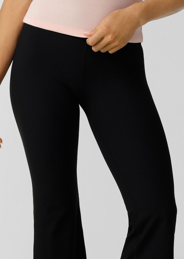 Flattering High Rise Waistband with Active Core Stability™
Flattering Cropper Bootleg Silhouette
Secret Back Pocket to Stash Your Essentials
Rubber Logo Bage