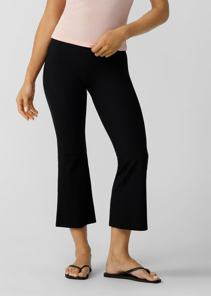 Flattering High Rise Waistband with Active Core Stability™
Flattering Cropper Bootleg Silhouette
Secret Back Pocket to Stash Your Essentials
Rubber Logo Bage