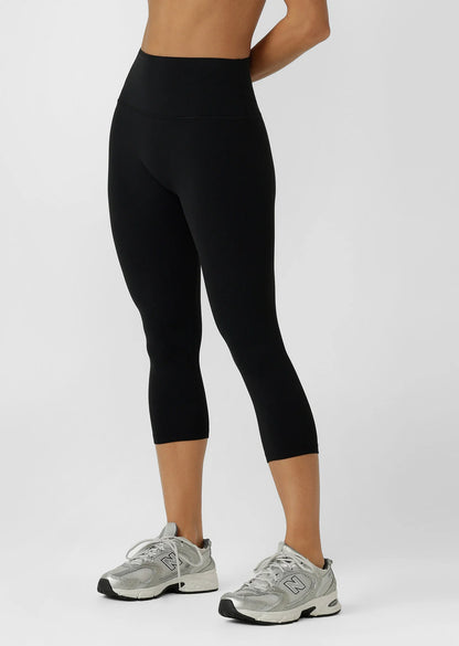 Stomach support across the waistband
Soft fold waistband
Convenient back phone pocket
No front seam for added comfort
Classic logo