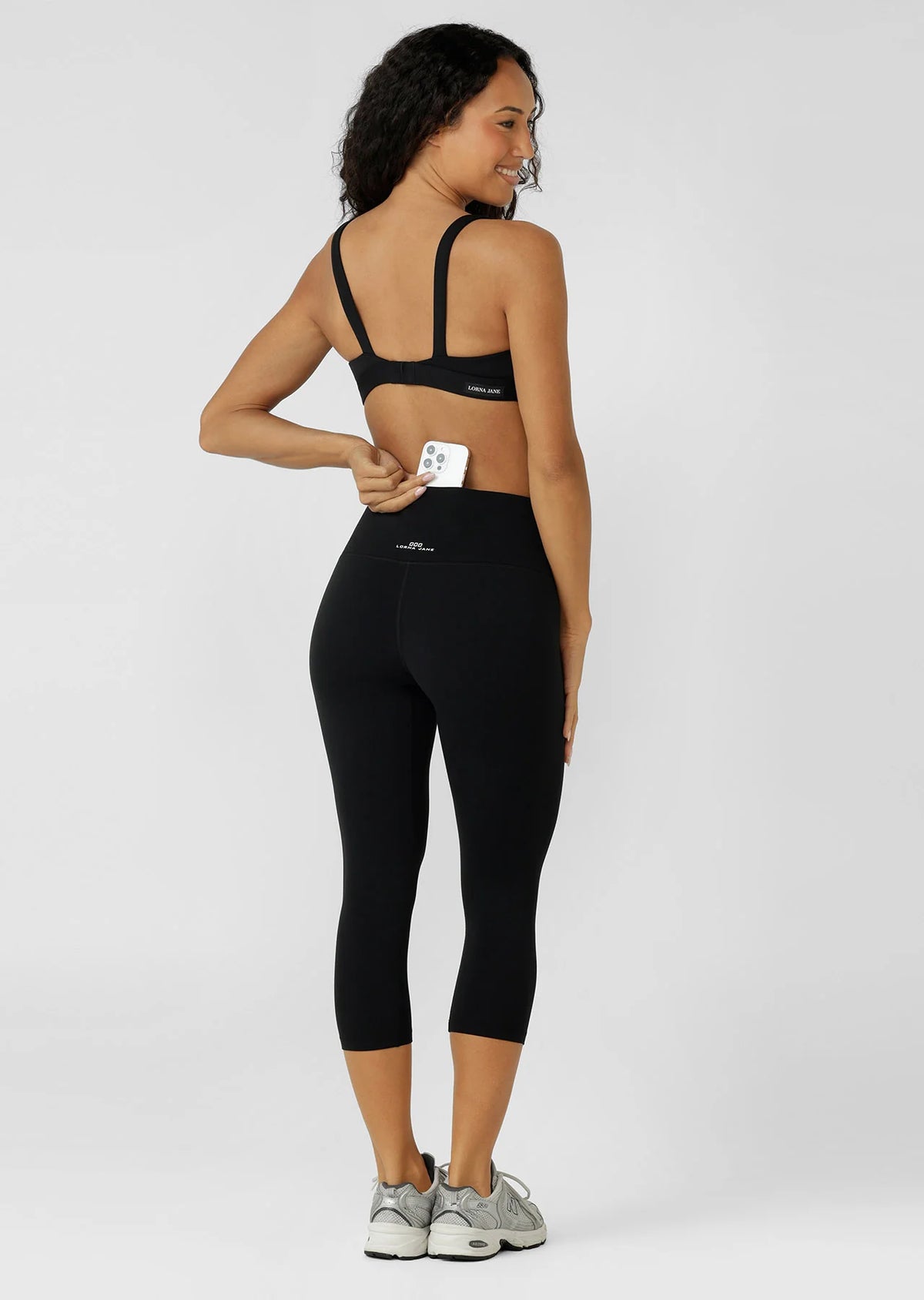 Stomach support across the waistband
Soft fold waistband
Convenient back phone pocket
No front seam for added comfort
Classic logo