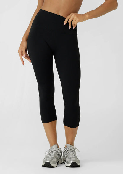 Stomach support across the waistband
Soft fold waistband
Convenient back phone pocket
No front seam for added comfort
Classic logo
