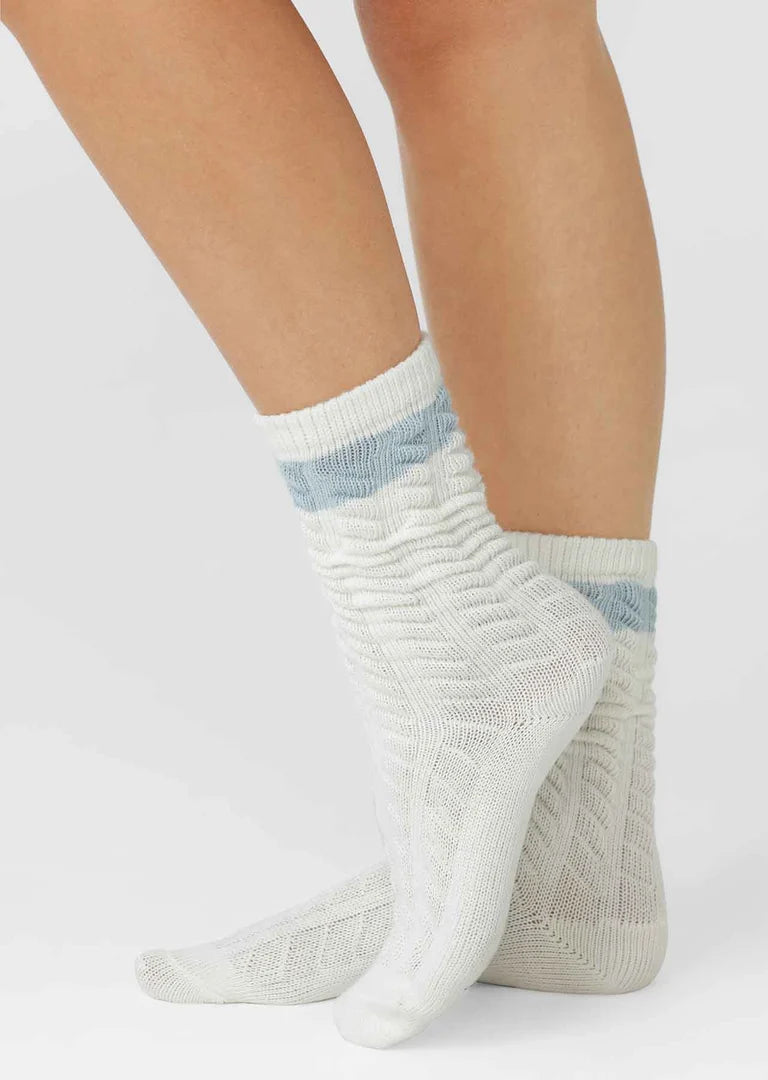 Elevated Wardrobe Essential
Limited Edition Cable Knit Design
Versatile Crew Length
Premium Cotton Blend Yarn
Iconic Logo