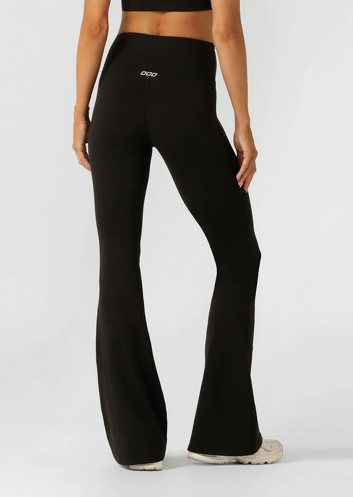 
Wear Anywhere Classic Design
Convenient Hidden Waistband Pocket
Easy Wear Bootleg Silhouette
Flattering High Rise Fit