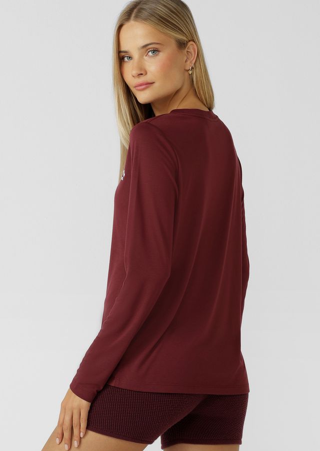 Lightweight Layering Wardrobe Essential
Relaxed Long Line Silhouette
Heritage Embroidered Logo