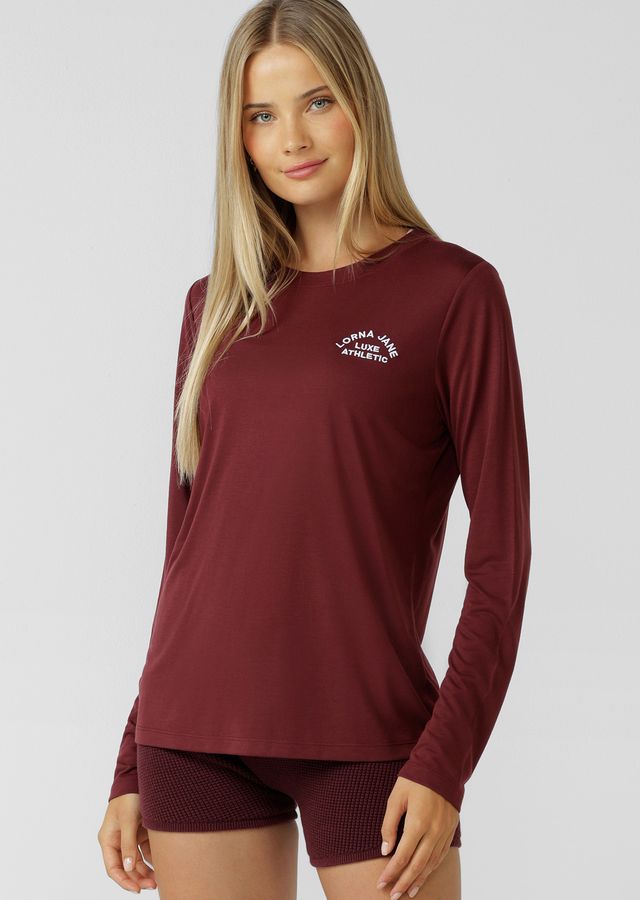 Lightweight Layering Wardrobe Essential
Relaxed Long Line Silhouette
Heritage Embroidered Logo
