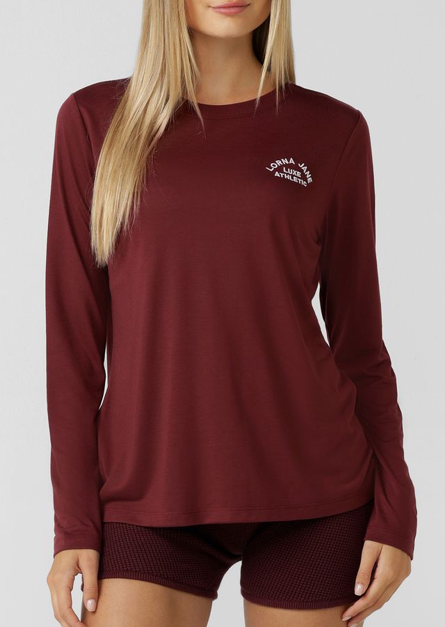 Lightweight Layering Wardrobe Essential
Relaxed Long Line Silhouette
Heritage Embroidered Logo