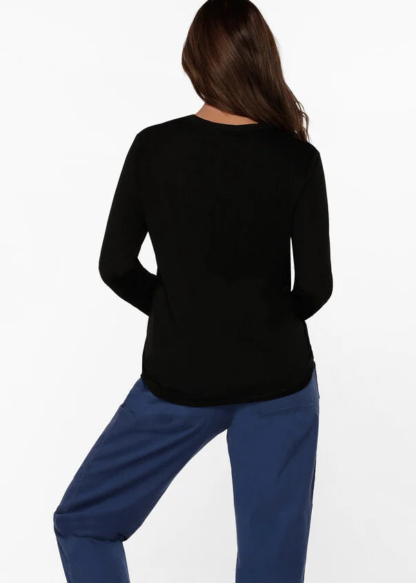 An easy layering piece for cooler weather, the Lotus Long Sleeve Top. This classic fit layering piece is made from lightweight and breathable LJ Active fabric, so it stretches with you in and out of the gym. The versatile design is perfect to layer over your favourite LJ sports bra and leggings or wear back with denim for your off-duty weekend look.