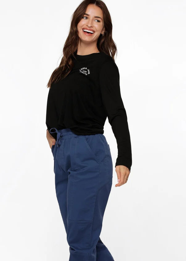 An easy layering piece for cooler weather, the Lotus Long Sleeve Top. This classic fit layering piece is made from lightweight and breathable LJ Active fabric, so it stretches with you in and out of the gym. The versatile design is perfect to layer over your favourite LJ sports bra and leggings or wear back with denim for your off-duty weekend look.