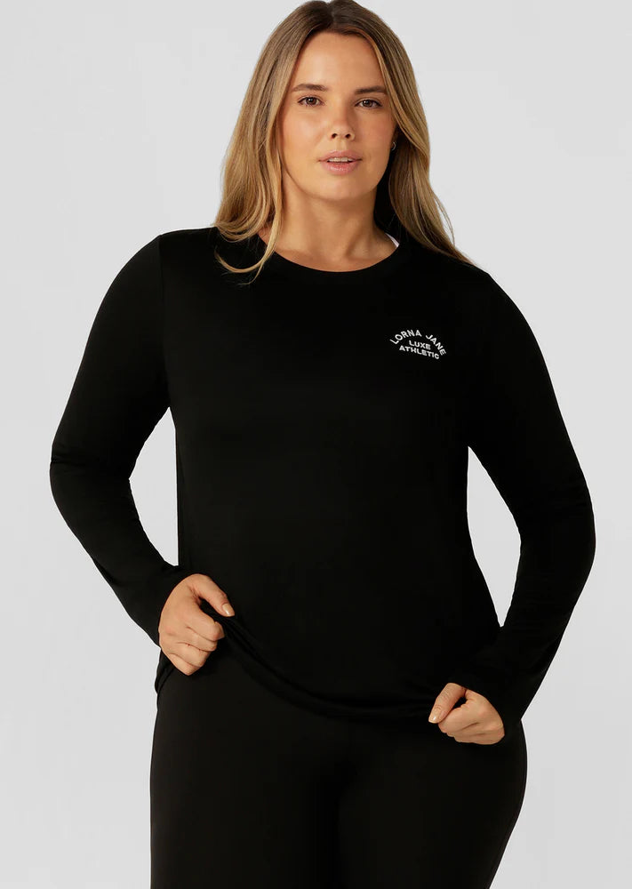 An easy layering piece for cooler weather, the Lotus Long Sleeve Top. This classic fit layering piece is made from lightweight and breathable LJ Active fabric, so it stretches with you in and out of the gym. The versatile design is perfect to layer over your favourite LJ sports bra and leggings or wear back with denim for your off-duty weekend look.