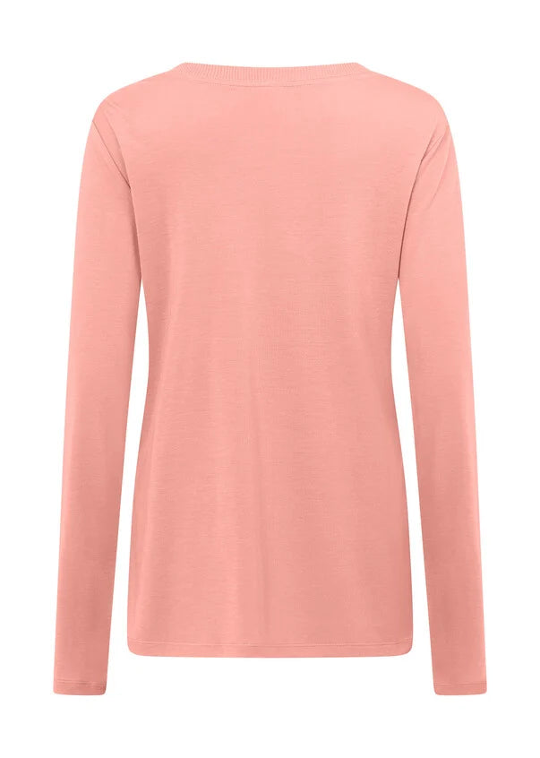 An easy layering piece for cooler weather, the Lotus Long Sleeve Top. This relaxed fit layering piece is made from lightweight and breathable LJ Active fabric, so it stretches with you in and out of the gym. The versatile design is perfect to layer over your favourite LJ sports bra and leggings, or wear back with denim for your off-duty weekend look.