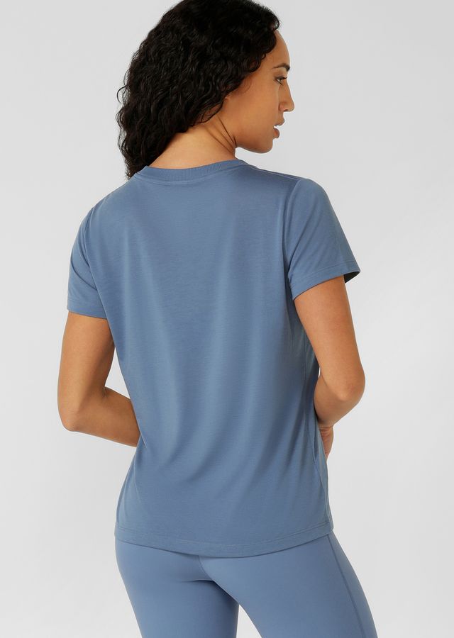 Lightweight Layering Wardrobe Essential
Classic Long Line Silhouette
Heritage Embroidered Logo