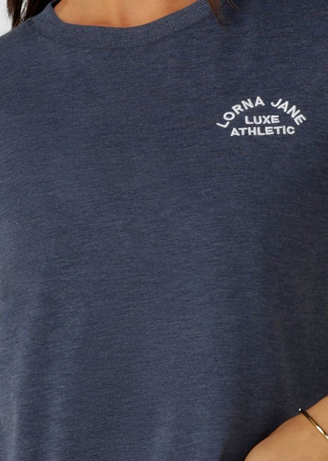 Lightweight Layering Wardrobe Essential
Classic Long Line Silhouette
Heritage Embroidered Logo