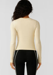 Discover the perfect blend of style and comfort with the Movement Long Sleeve Top, your new must have wardrobe essential. Crafted from our soft and breathable viscose blend rib fabric, this flattering full length fit top features thumbholes to secure your sleeves while training, making it perfect for wearing back with your active as well as everyday looks.
