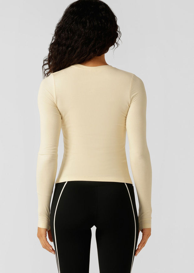 Discover the perfect blend of style and comfort with the Movement Long Sleeve Top, your new must have wardrobe essential. Crafted from our soft and breathable viscose blend rib fabric, this flattering full length fit top features thumbholes to secure your sleeves while training, making it perfect for wearing back with your active as well as everyday looks.
