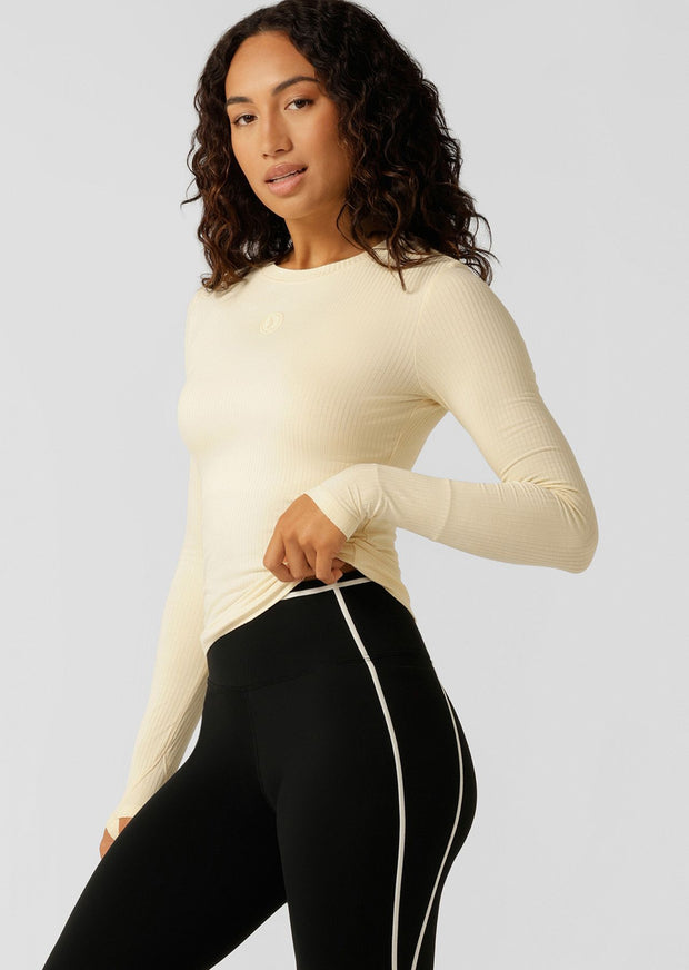 Discover the perfect blend of style and comfort with the Movement Long Sleeve Top, your new must have wardrobe essential. Crafted from our soft and breathable viscose blend rib fabric, this flattering full length fit top features thumbholes to secure your sleeves while training, making it perfect for wearing back with your active as well as everyday looks.