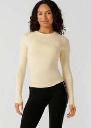Discover the perfect blend of style and comfort with the Movement Long Sleeve Top, your new must have wardrobe essential. Crafted from our soft and breathable viscose blend rib fabric, this flattering full length fit top features thumbholes to secure your sleeves while training, making it perfect for wearing back with your active as well as everyday looks.