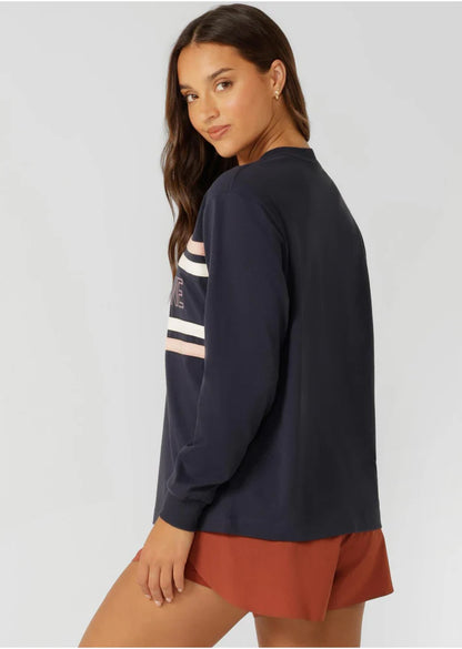 Wear Anywhere Wardrobe Essential
Effortless Relaxed Fit Silhouette
Elevated Embroidered Logo Design
Retro Sport Inspired Contrast Colour Blocked Panels
Classic Rib Crew Neckline and Cuffs
