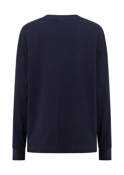 Wear Anywhere Wardrobe Essential
Effortless Relaxed Fit Silhouette
Elevated Embroidered Logo Design
Retro Sport Inspired Contrast Colour Blocked Panels
Classic Rib Crew Neckline and Cuffs